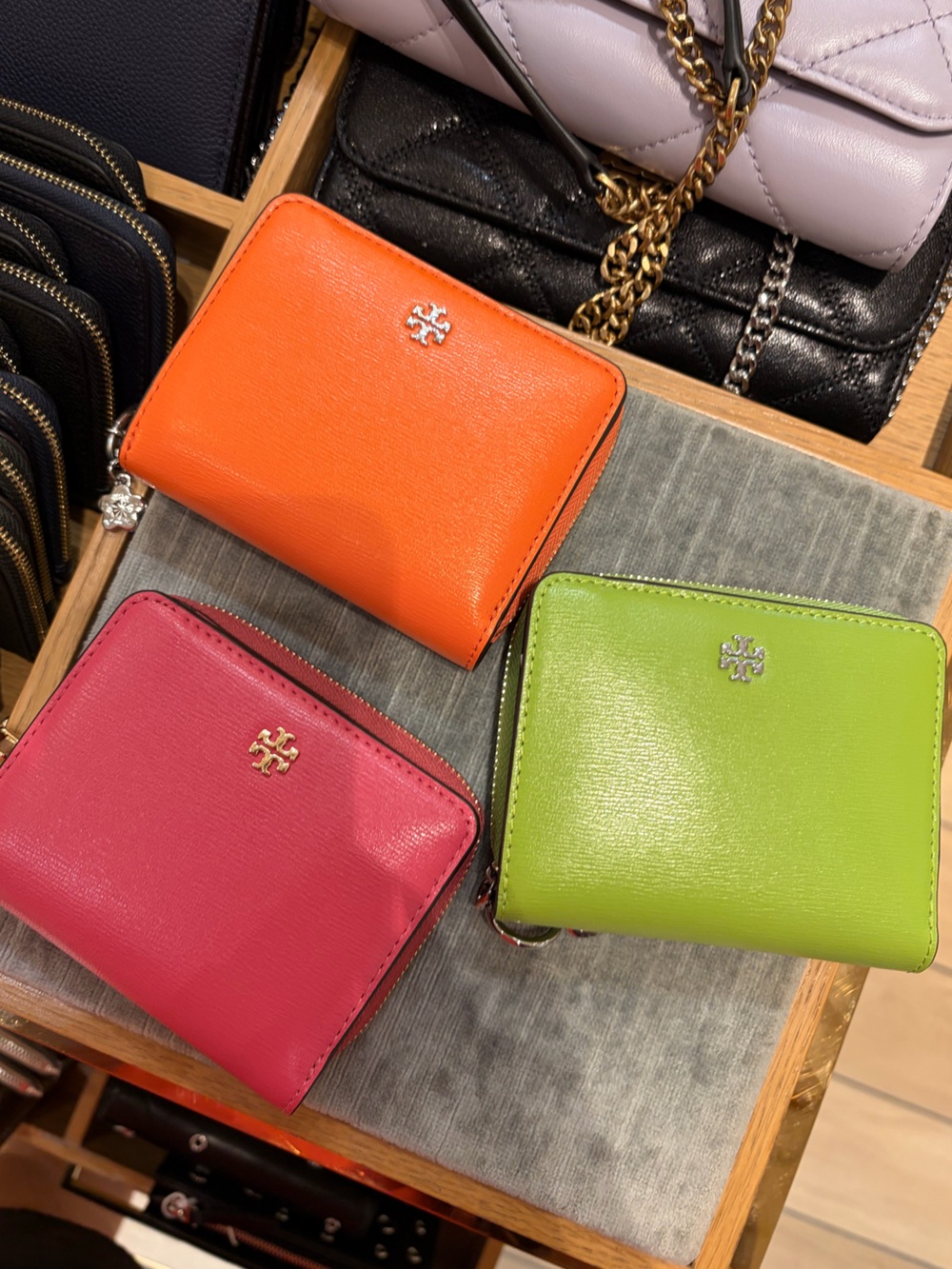 Tory Burch Compact Wallet Thea with floral pattern new with tag and charm new